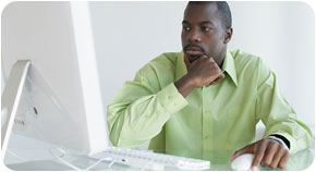 Un hombre usando una computadora en un negocio.