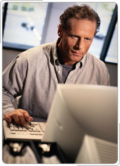 Un hombre que trabaja en una computadora.